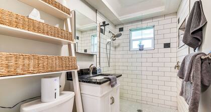 < 3 Mi to Dtwn: Pet-friendly Sarasota Stay w/ Yard