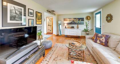 < 3 Mi to Dtwn: Pet-friendly Sarasota Stay w/ Yard