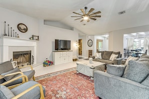 House (4 Bedrooms) | Interior - 1 Mi to Zoo: 'rustic Bungalow' in Gulf Breeze! (Gulf Breeze)