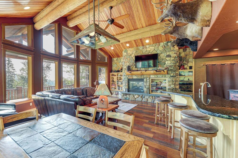 Ski-in/out, Hot Tub: Spacious Retreat in Whitefish - Olney, MT