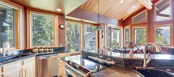 Ski-in/out, Hot Tub: Spacious Retreat in Whitefish