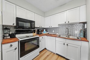 Bloc d'apartaments destacat, 1 llit de matrimoni gran i sofà llit, vistes a la llacuna | Cuina privada | Frigorífic, microones, forn i placa de cuina 