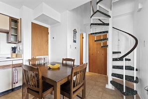 Comfort Condo, 2 Bedrooms, Garden View | In-room dining