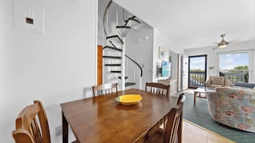 Leilighet – comfort, 2 soverom, hageutsikt | Spiseområde på rommet