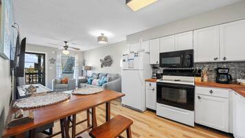 Signature Condo, 1 King Bed with Sofa bed, Lagoon View | In-room dining