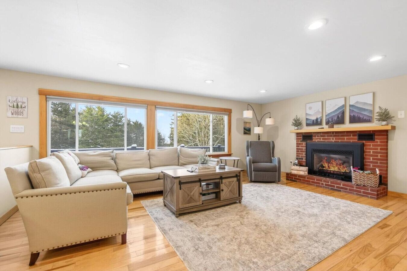 TV connectée, cheminée, table de tennis de table