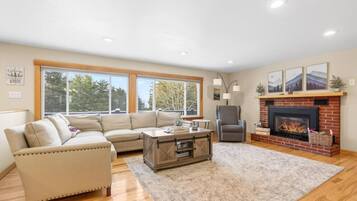 TV connectée, cheminée, table de tennis de table