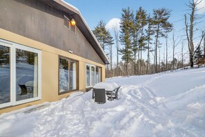 Outdoor dining - Updated 4BR, Game Room/Bar, Private, Near Gunstock (Gilford)