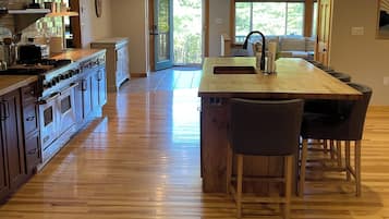 Microondas, horno, parrilla de estufa y lavavajillas