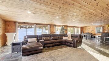 TV connectée, cheminée, table de tennis de table