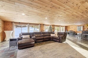 Smart-TV, Kamin, Tischtennisplatte