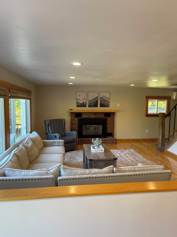 TV, fireplace