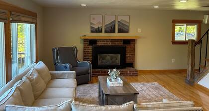 Spacious 4-bedroom 3 bathrooms house in lovely Gilford NH Boating, Skiing,Hiking