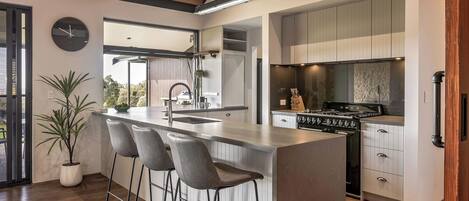 Refrigerador, microondas, horno, lavavajillas