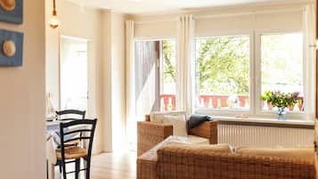 06 Muschelsammler | Living area | 80-cm flat-screen TV with digital channels, foosball, table tennis
