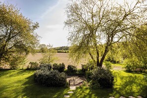 08 Wildwechsel | Blick auf den Garten