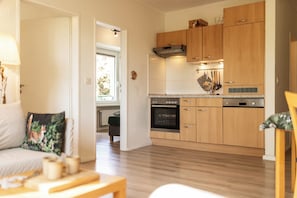 Apartamento | Cozinha privada | Geladeira, micro-ondas, cooktop, cafeteira/chaleira