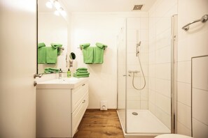 Apartamento | Baño | Ducha, secador de pelo, toallas y jabón