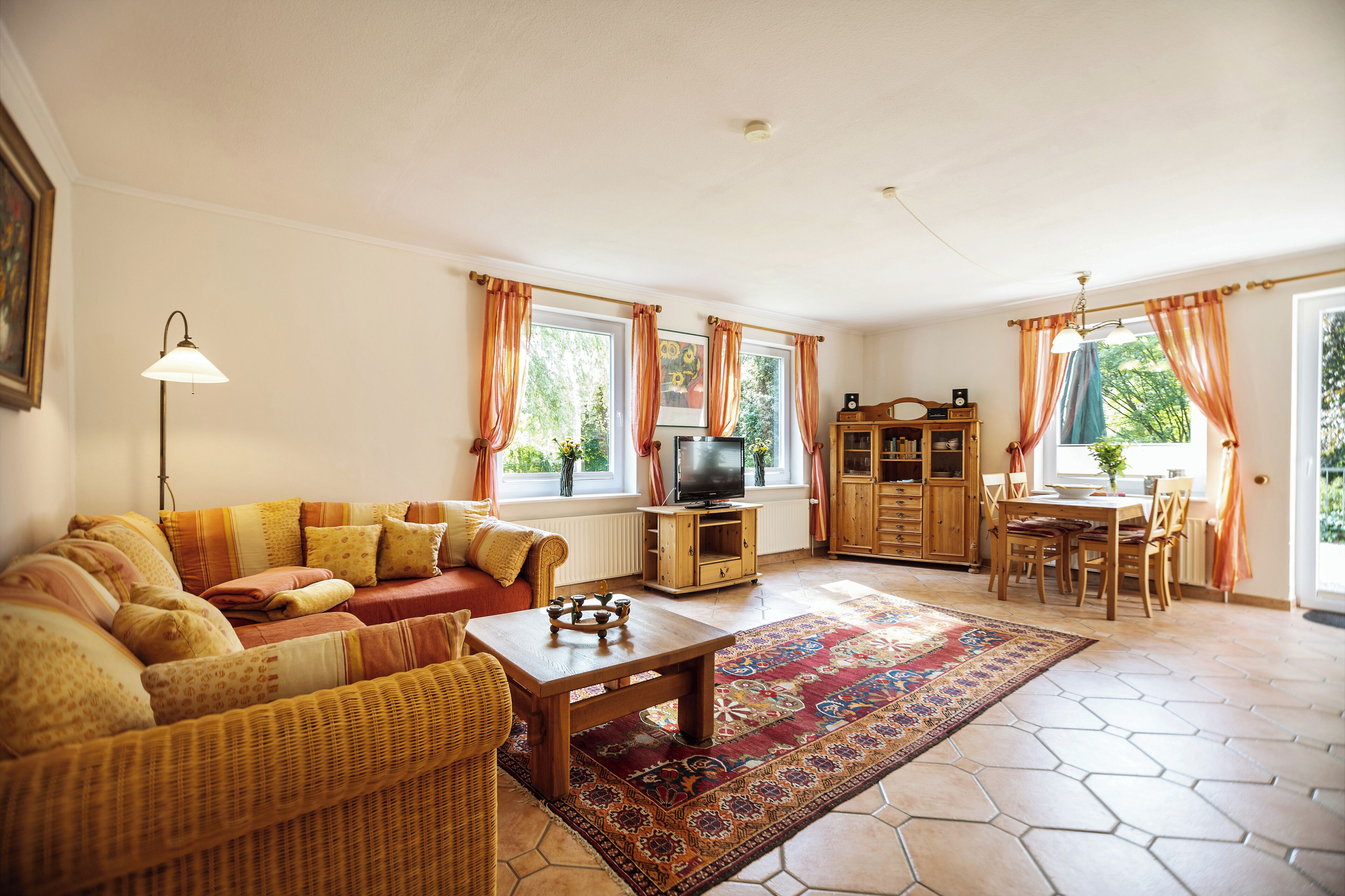 04 Sonnenschein | Living area | 80-cm flat-screen TV with digital channels, foosball, table tennis