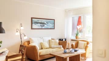 12 MEER-Leben | Living area | 80-cm flat-screen TV with digital channels, foosball, table tennis