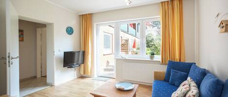 01 Vogelhaendler | Living area | 80-cm flat-screen TV with digital channels, foosball, table tennis