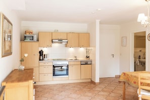 Apartamento | Cozinha privada | Geladeira, micro-ondas, cooktop, cafeteira/chaleira
