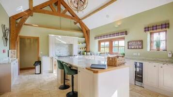 KylskÄp, mikrovÄgsugn, spishÀll och diskmaskin