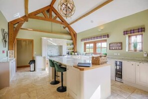 Réfrigérateur, micro-ondes, plaque de cuisson, lave-vaisselle