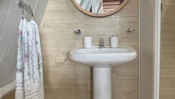 Toalhas de banho, sabonete, papel higiênico