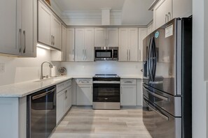 Kjøleskap, mikrobølgeovn, ovn og kokeplater