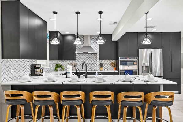 冷蔵庫、電子レンジ、オーブン、コンロ