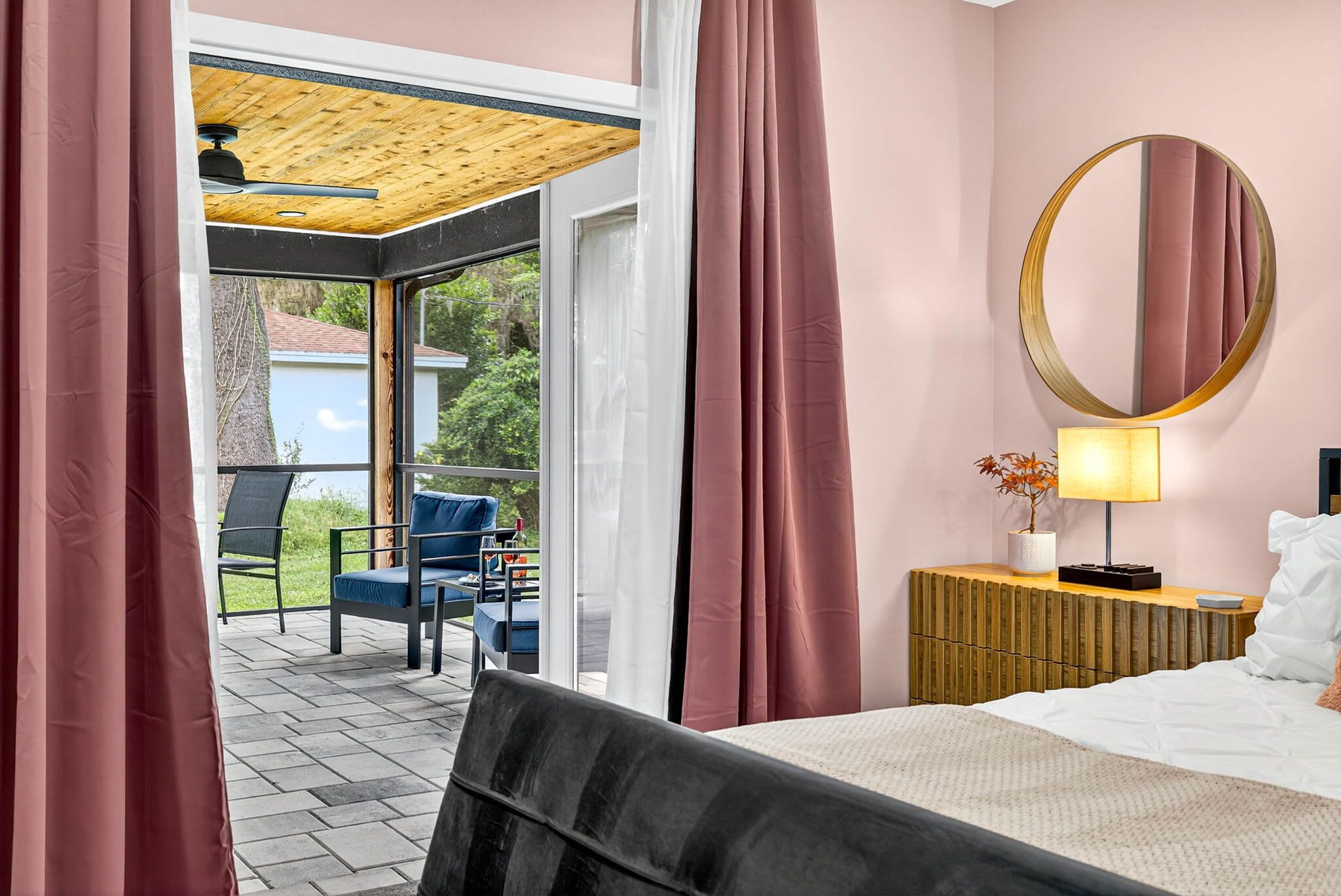 8 Schlafzimmer, Schreibtisch, Bügeleisen/Bügelbrett, Reisekinderbett