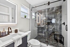 Dusche, Haartrockner, Handtücher, Shampoo
