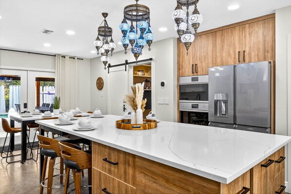 Frigorífico, microondas, horno y placa de cocina