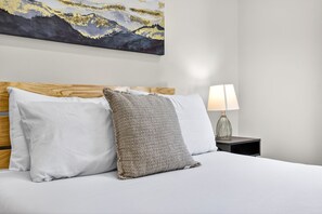 8 bedrooms, desk, iron/ironing board, travel cot