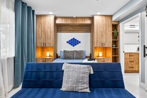 8 Schlafzimmer, Schreibtisch, Bügeleisen/Bügelbrett, Reisekinderbett