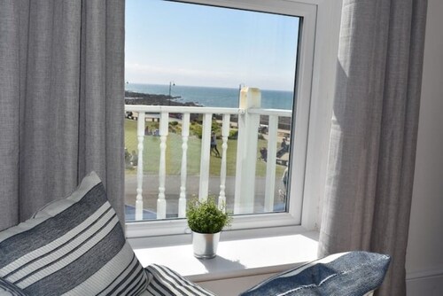 Spacious Modern Apartment with Sea Views in Prime Beachside Location