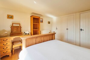 6 bedrooms, desk, iron/ironing board, travel crib