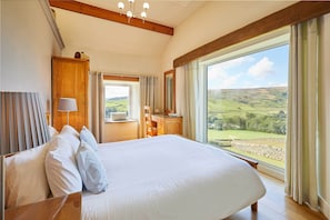 6 bedrooms, desk, iron/ironing board, travel crib