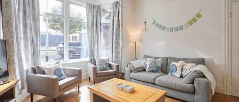 テレビ、DVD プレーヤー、書庫、書斎 / ワークスペース