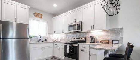 Kühlschrank, Mikrowelle, Ofen, Herdplatte