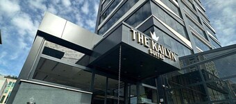 Modern, spacious suites. Close to the airport and central areas.