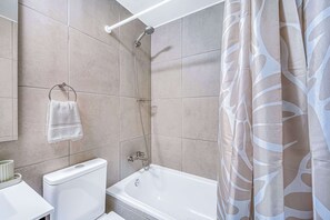 Ducha, secador de pelo y toallas