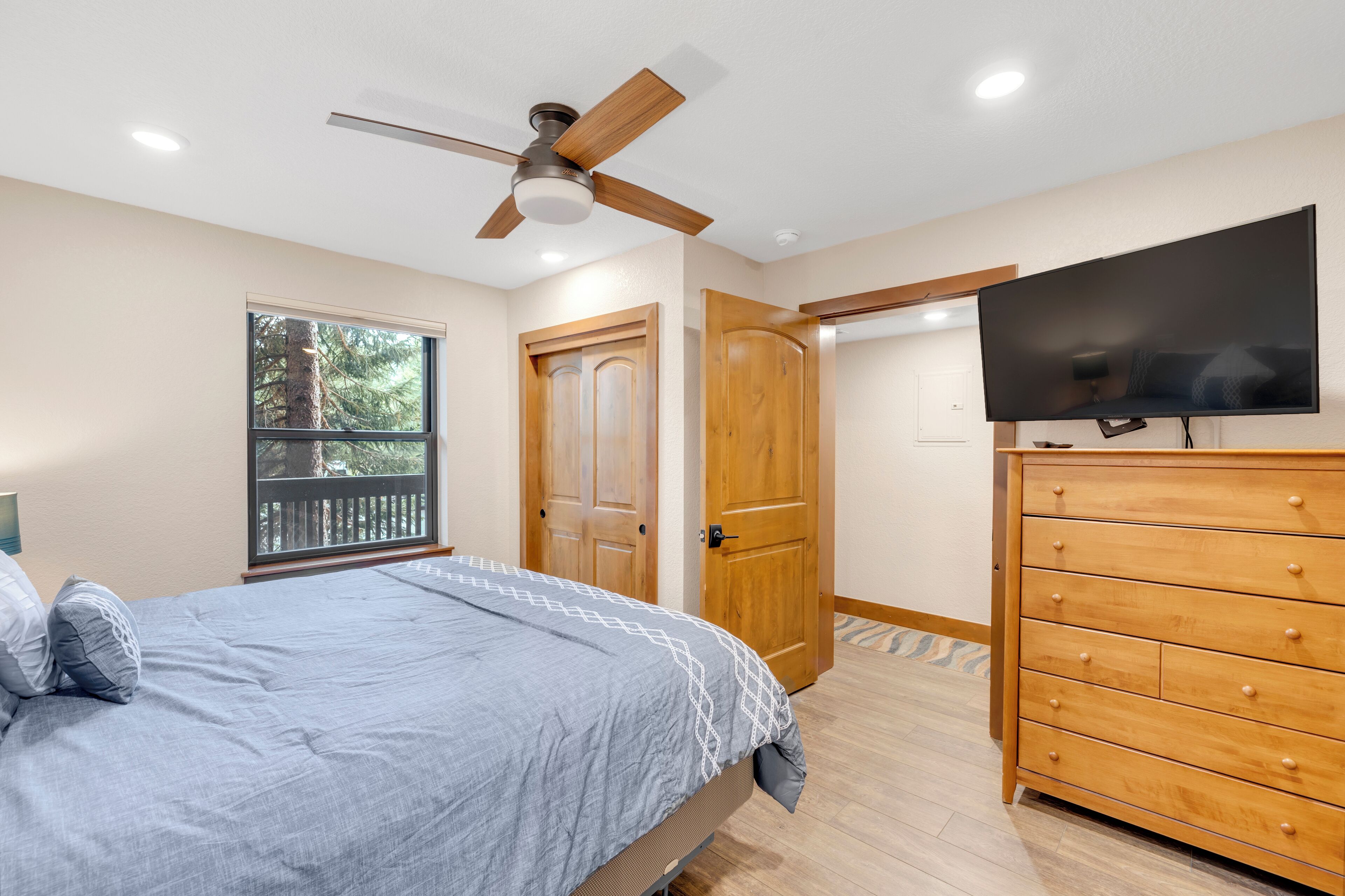 2 bedrooms, desk, internet, bed sheets