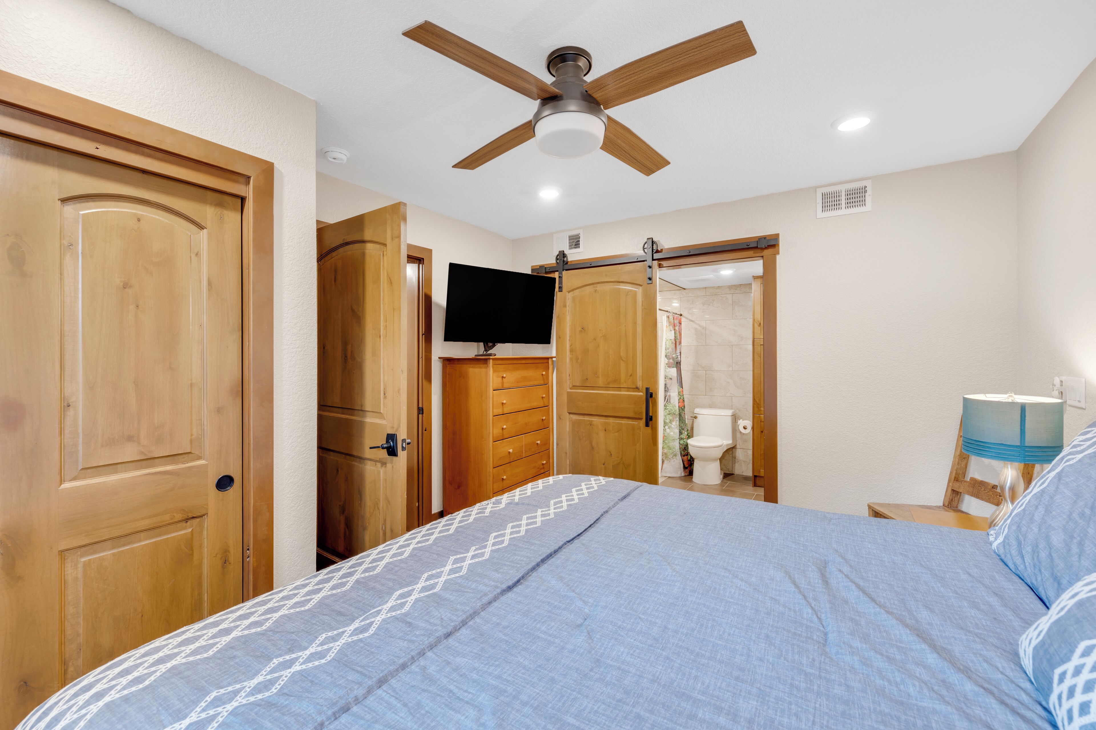 2 habitaciones, escritorio, internet y ropa de cama 