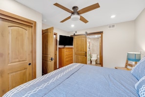 2 bedrooms, desk, Internet, bed sheets