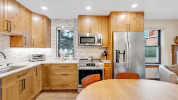 Een koelkast, een magnetron, een oven, een kookplaat