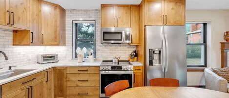 Køleskab, mikrobølgeovn, ovn, kogeplade