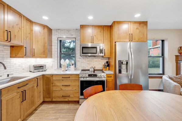 Een koelkast, een microgolfoven, een oven, een kookplaat