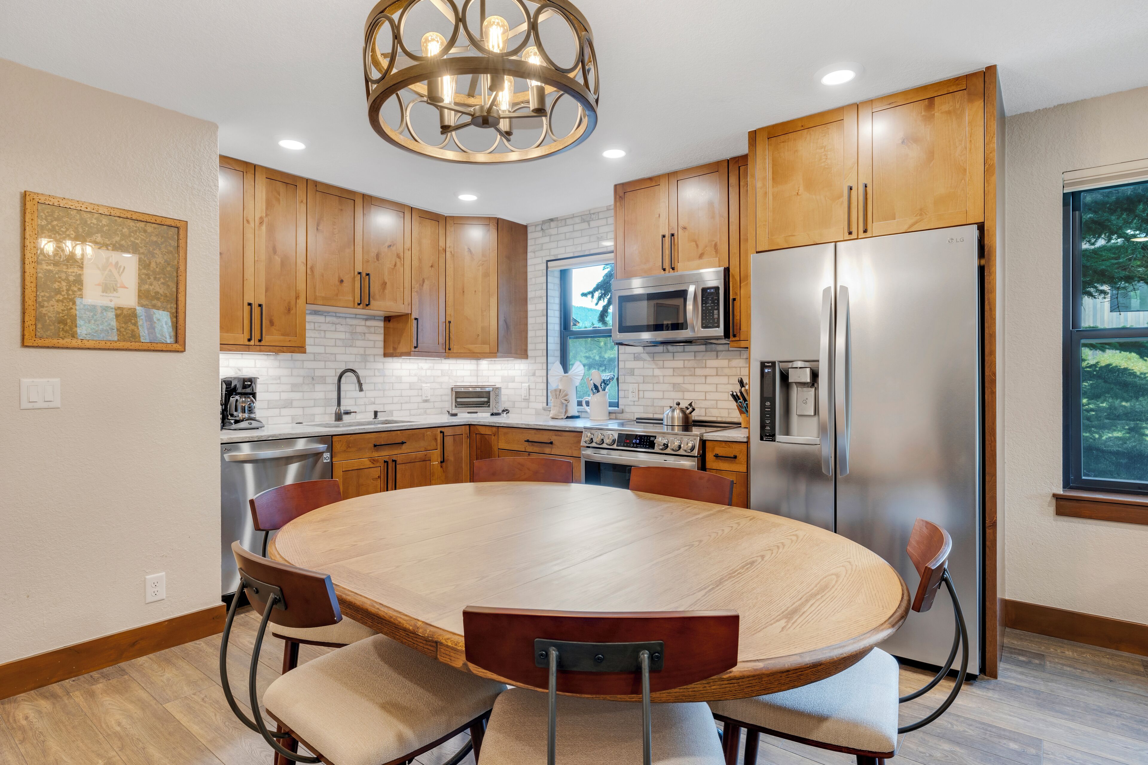 Kylskåp, mikrovågsugn, ugn och spishäll